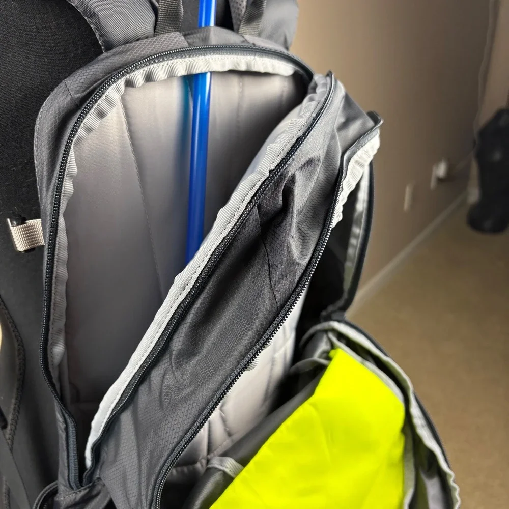 CamelBak Cloud Walker 18 Hydration Backpack 2L Reservoir – Gray Hiking‎ Daypack